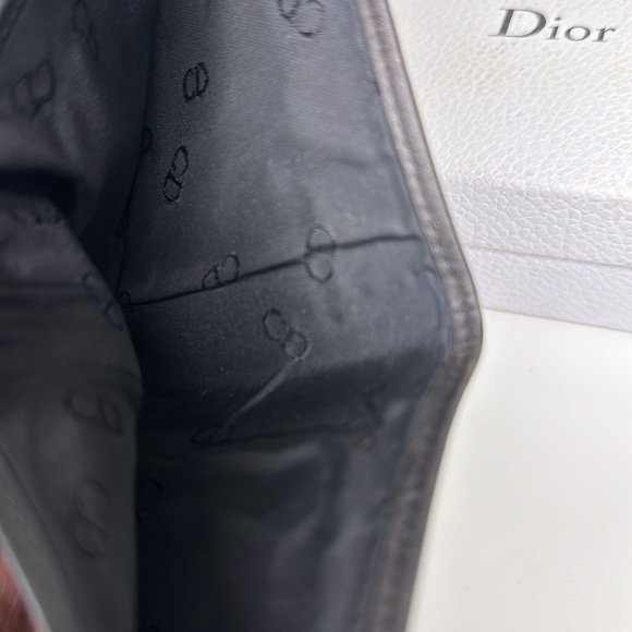 Dior man’s wallet extra slim A beautiful Leather wallet made by Dior luxury. - Picture 9 of 13